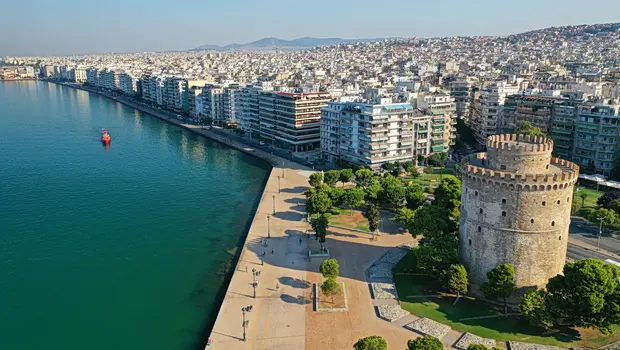 Father arrested after seven-year-old daughter found unsupervised on Thessaloniki street