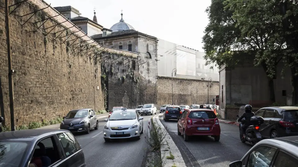 Roma, lancia tronco e pietra da 9 chili sulle auto in viale del Muro Torto: arrestato 29enne