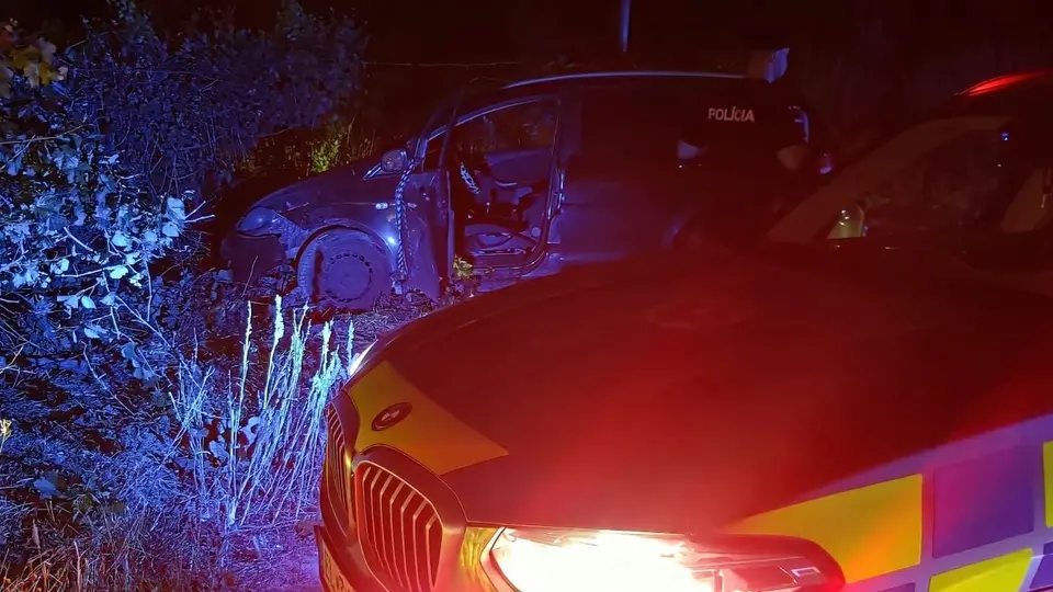 Vodič pod vplyvom drog unikal policajtom v Nitre, skončil mimo cesty