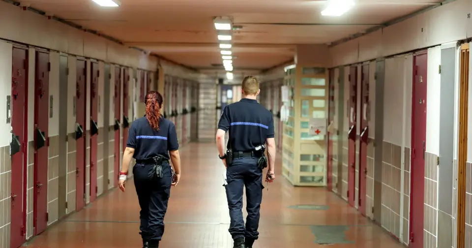 Prison officer in Isère tried for drug trafficking in prison