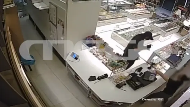 Nikaia: Employee repels robber with mop