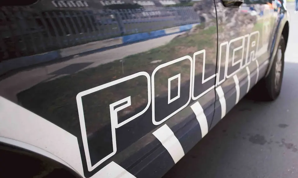 Hallan mujer sin vida al interior de auto en Isabela