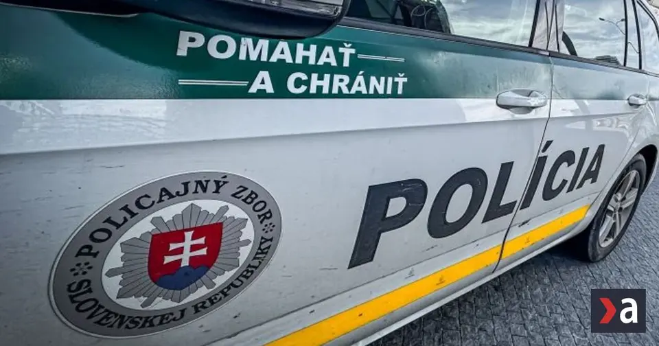 V Trebišove muž podpálil bytové dvere a potom sa sám zapálil pred panelákom