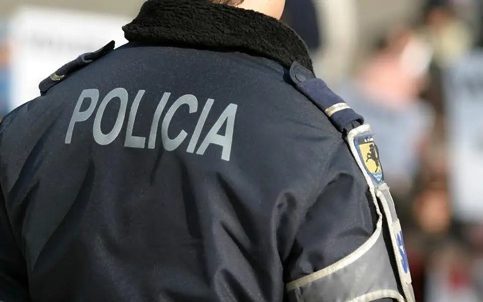 Homem detido em Capelas com 26 peças de ouro e prata furtadas de residência