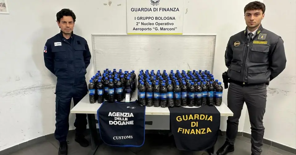 Bologna, maxi-sequestro di droga liquida all'aeroporto Marconi
