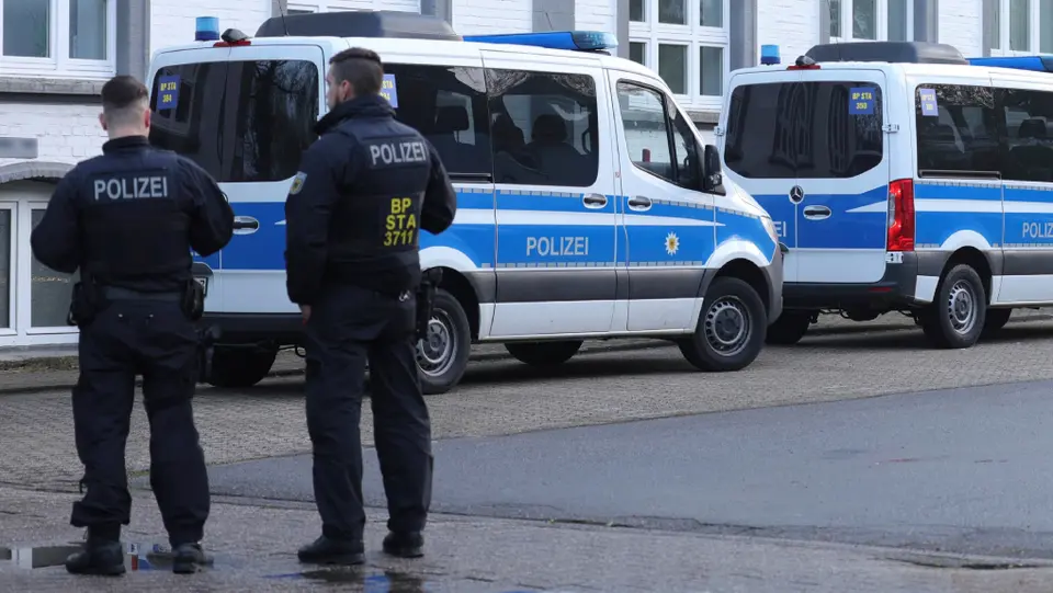 Hostage situation in Dortmund: man shoots at police officer and barricades himself with two children
