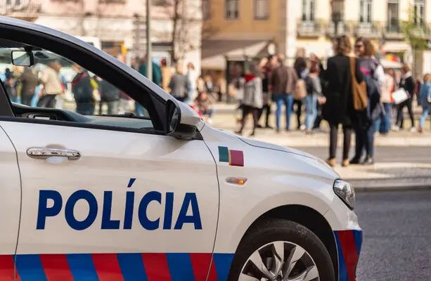 Homem irlandês de 26 anos detido no aeroporto de Lisboa após alegada agressão a polícias