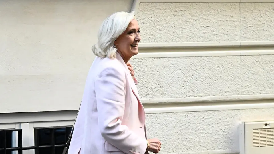Peine réduite en appel pour Marine Le Pen : éligible en 2027, bracelet électronique confirmé