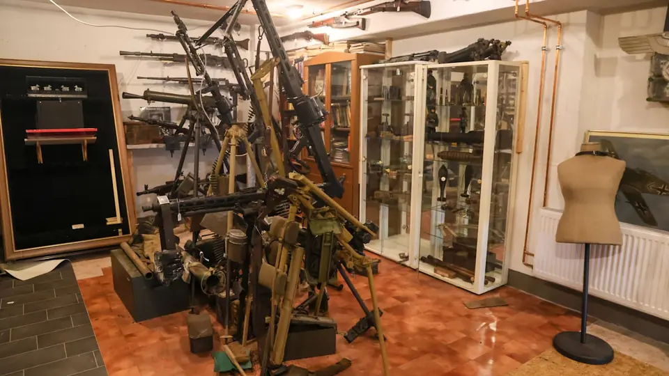 Riesiges Waffenarsenal in Remscheider Keller entdeckt – über 90.000 Patronen beschlagnahmt