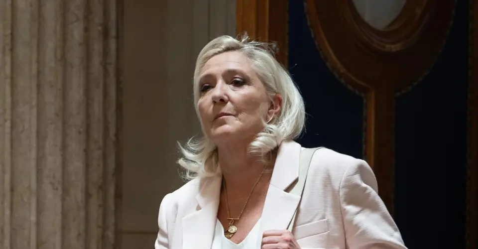 Marine Le Pen condamnée pour détournement de fonds publics, maintient sa candidature présidentielle
