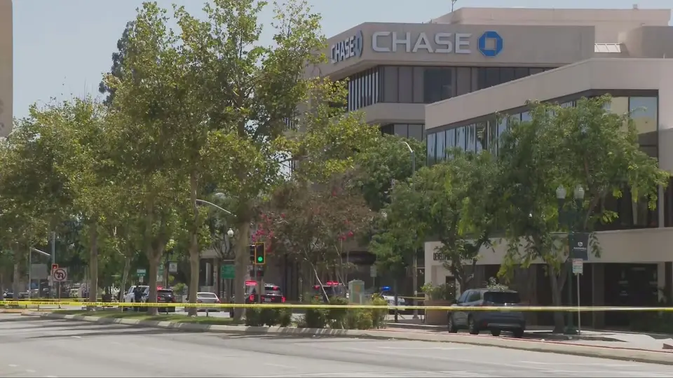 Hostage and bomb threat at Chase Bank locks down downtown Bakersfield