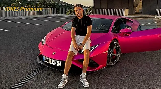 Influencer Kajumi ve vazbě: za luxusním životem stojí obchod se ženami