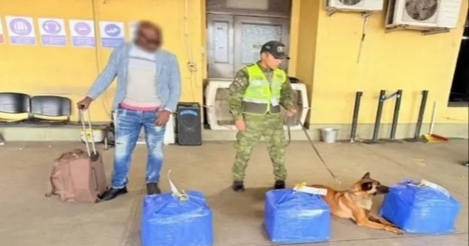 Three foreign nationals detained with nearly 100 kilograms of cocaine at Santa Cruz airport