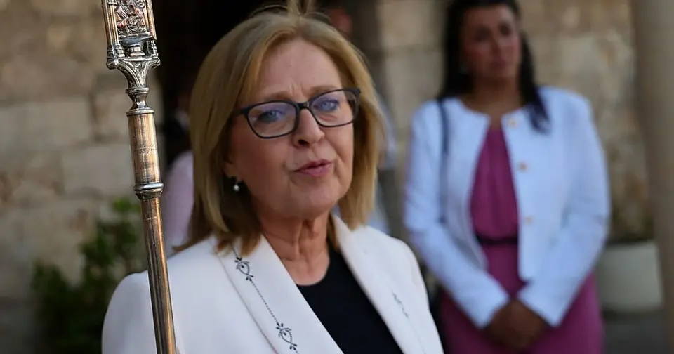 La alcaldesa de Fuentenovilla, herida al enfrentarse a okupas que intentaban robar un coche