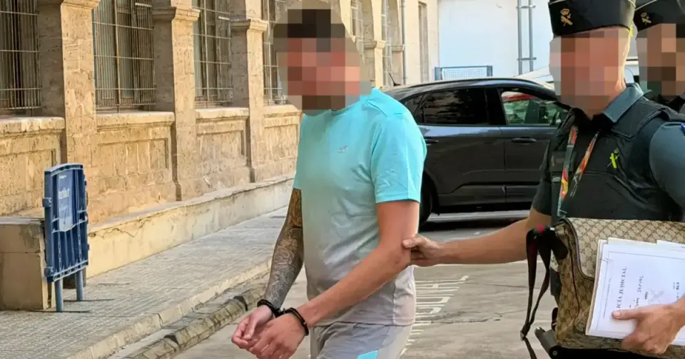 Detenido un turista británico por agredir sexualmente a un auxiliar de vuelo en un avión a Palma