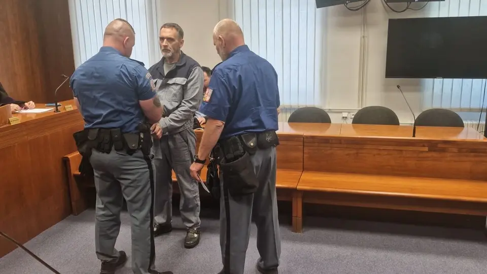 Soud potvrdil sedm let za znásilnění dívky v Ostravě, odsouzený vyhrožoval v sále