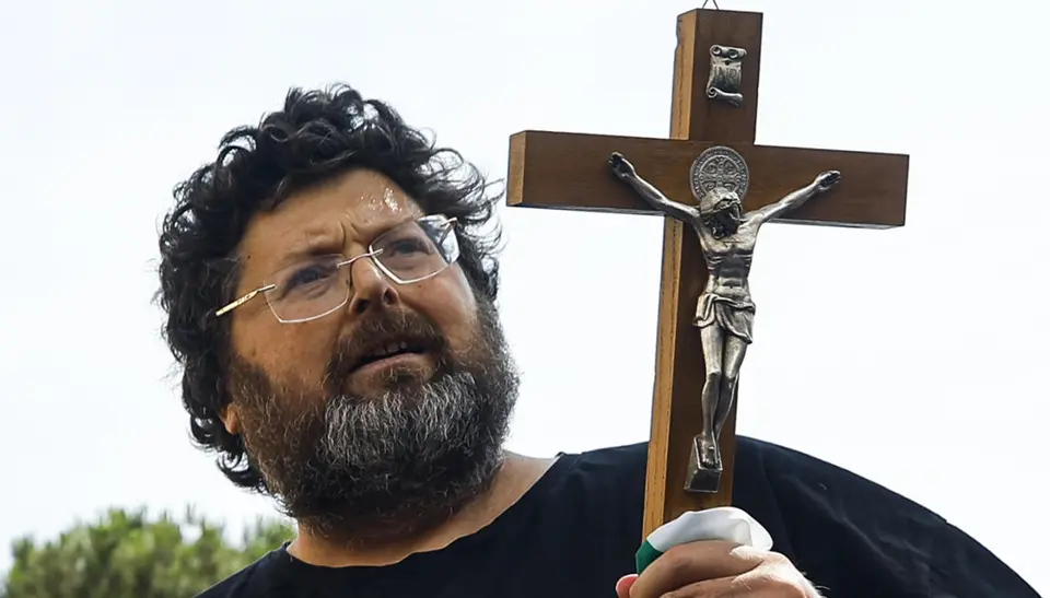 Mario Adinolfi placed under house arrest: fraud and risk of further fraud through "Cristo Regna"