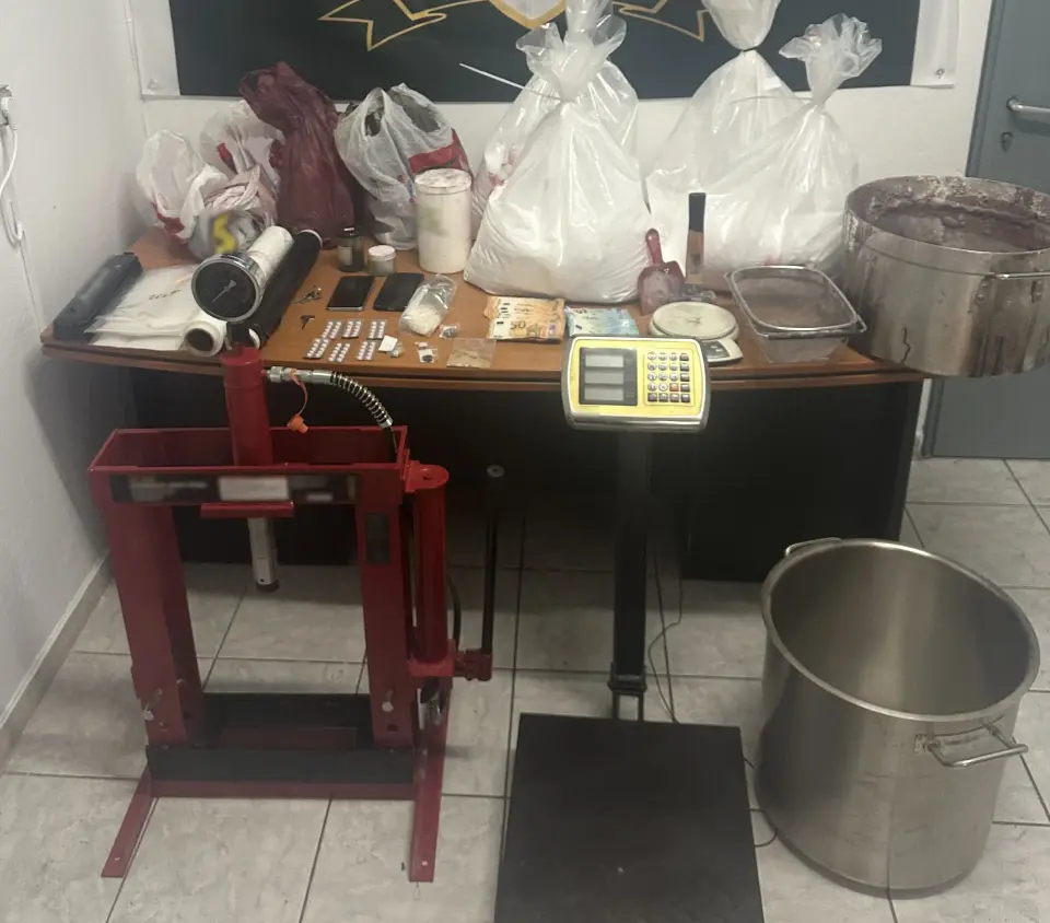 Arrest of 39-year-old in Metaxourgeio for cannabis cultivation and drug preparation