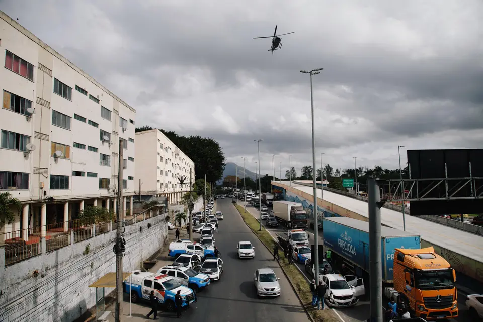 Dois policiais baleados no Muquiço fecham Avenida Brasil em Guadalupe
