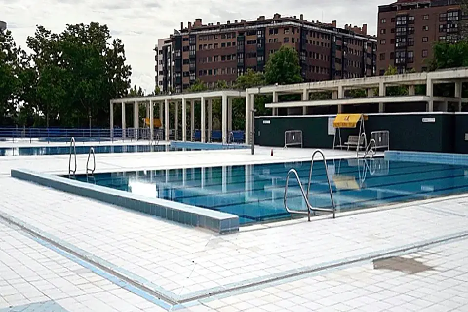 Sexual assault on three girls at Vallecas swimming pool: two minors detained and handed to parents