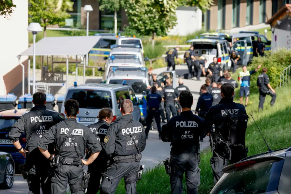 Teenager wounds two schoolgirls at Upper Bavarian school