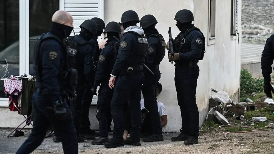 Pursuit with gunfire in Argos: Two police officers arrested