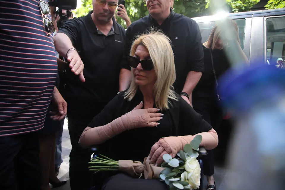 Funeral of Vagia Nestor in Kozani: Prime Minister present, daughter discharged from hospital at her own responsibility