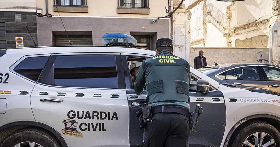 Okupa corta la oreja a un vecino con una hoz en Fene, La Coruña