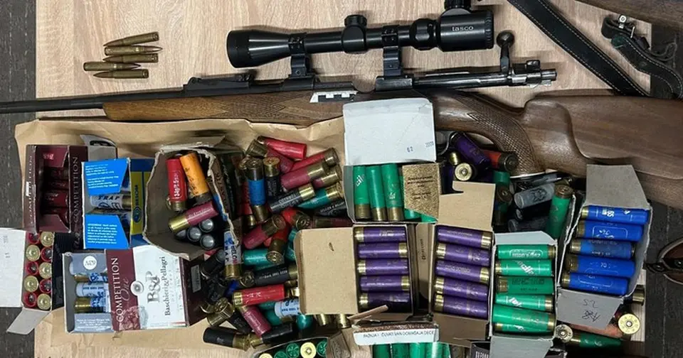 U Đakovu pronađen arsenal: pištolji, puške, bombe i stotine metaka