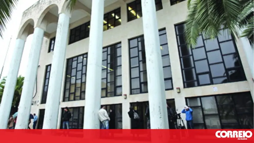 Man, 41, arrested in Oeiras for domestic violence against wife and three children