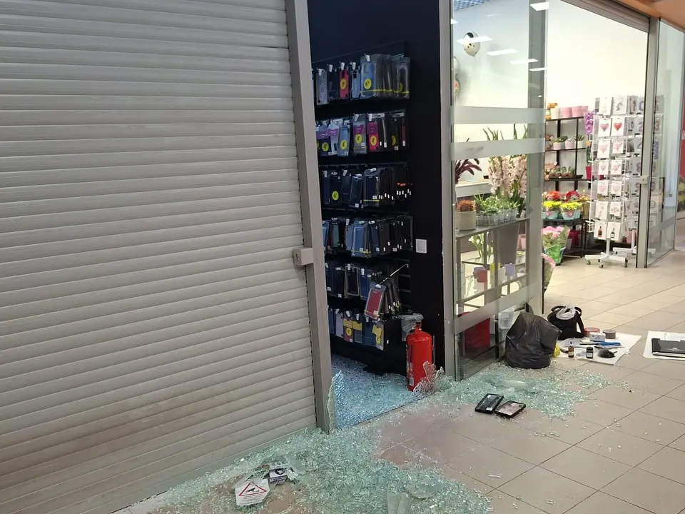 Naktī ielaužas tirdzniecības centrā Bauskā; policija sāk kriminālprocesu