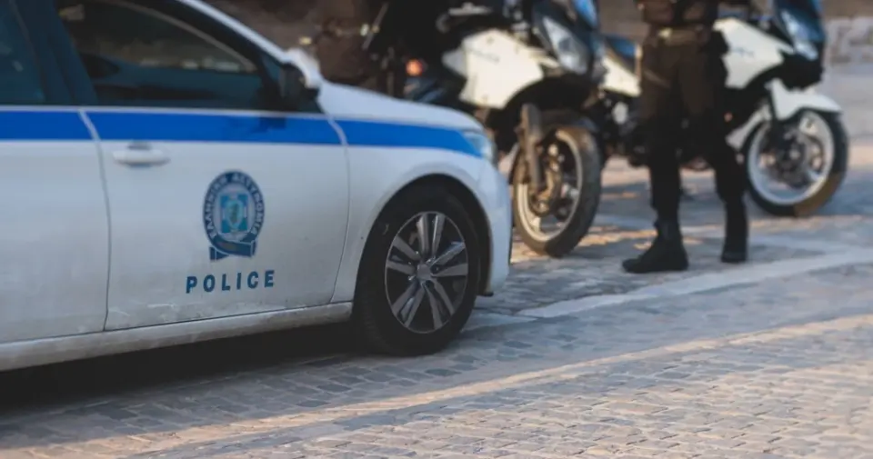 Συνελήφθησαν τρία άτομα για την επίθεση στο σπίτι πολιτικού στην Ελλάδα, όπου σκοτώθηκε η μητέρα της
