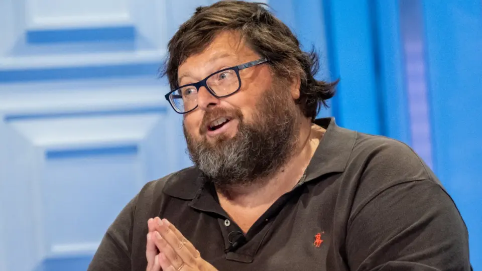 Leader politico finisce agli arresti domiciliari: pm accusano frode fiscale e raggiro ai danni di privati