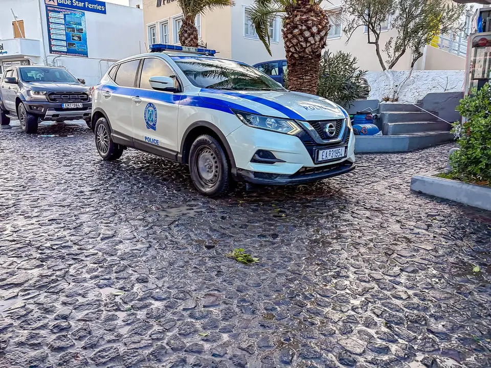 Συλλήψεις τριών ατόμων στην Ελλάδα για εμπρηστικές επιθέσεις κατά πολιτικών της ΝΔ