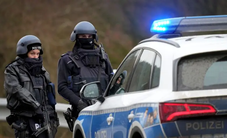 Berlin: Armed man takes woman hostage in supermarket – large-scale police operation underway