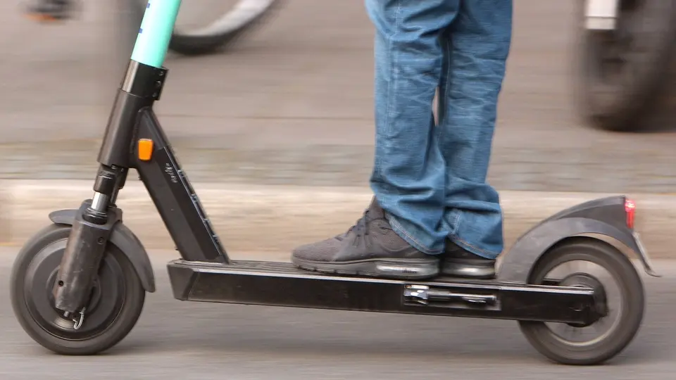 Wanted man arrested in Mainz E-scooter chase with drugs and knife found