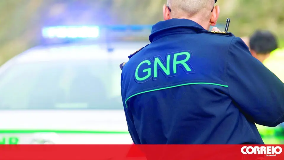 Homem detido em flagrante a roubar caixa de esmolas em igreja da Ericeira