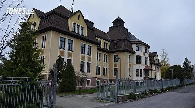 Mladistvý chovanec dětského domova spoutal učitelku kabelem a vyhrožoval jí nožem. Soud mu dal poslední šanci