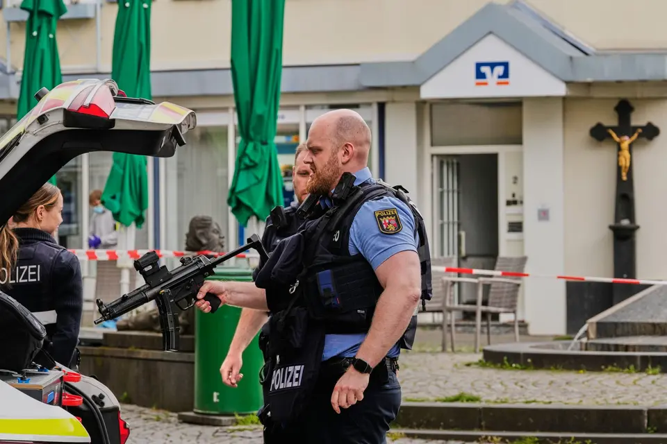 Berlin: Police free hostage after 11 hours in supermarket