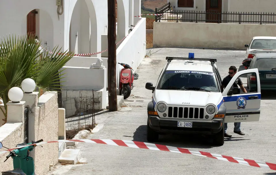 Santorini: Four arrests for child endangerment