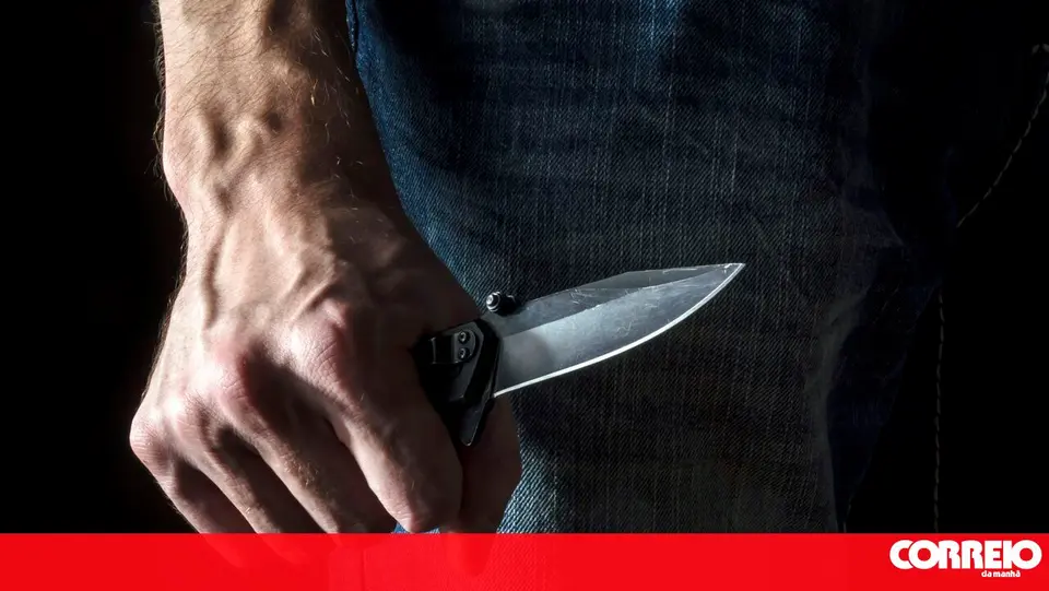 Knife attack leaves man in critical condition in Lourosa