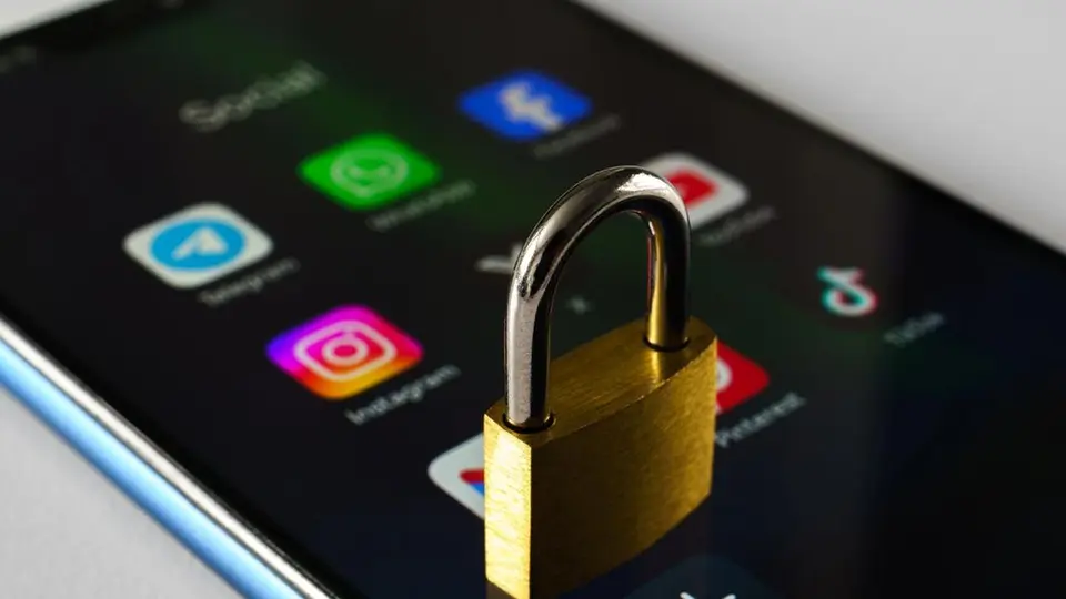 Hackeri kradnú účty na Signale a WhatsAppe cez falošné správy o zálohe