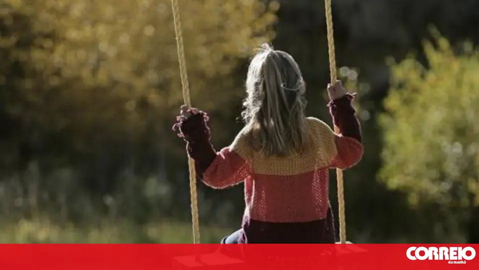 Pai bombeiro multado em 210 euros após queimar filha menor com recipiente de água quente
