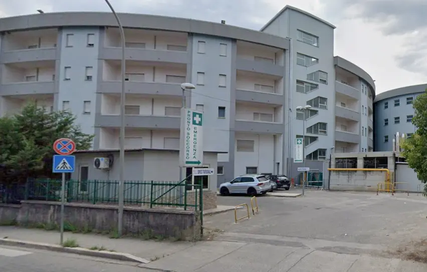 Tentato femminicidio a Castrovillari: 30enne accoltella donna, salvata da un amico