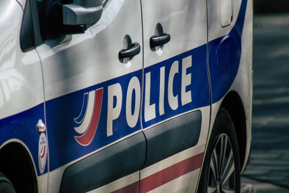 Paris: Police operation following suspicious vehicle near synagogue