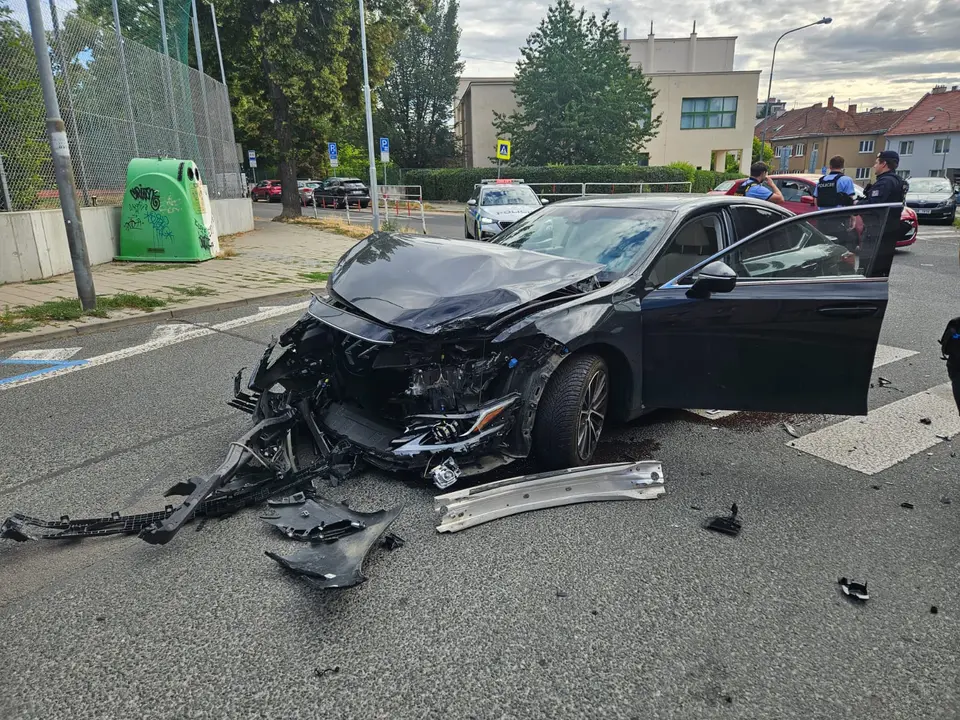 Intoxicated driver in Brno fled police and caused three collisions