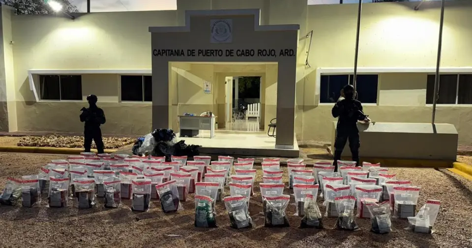 Incautan tonelada de cocaína en operativo naval conjunto en el Caribe