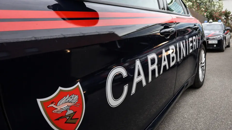 Milan, young man injured by two shotgun rounds in public housing