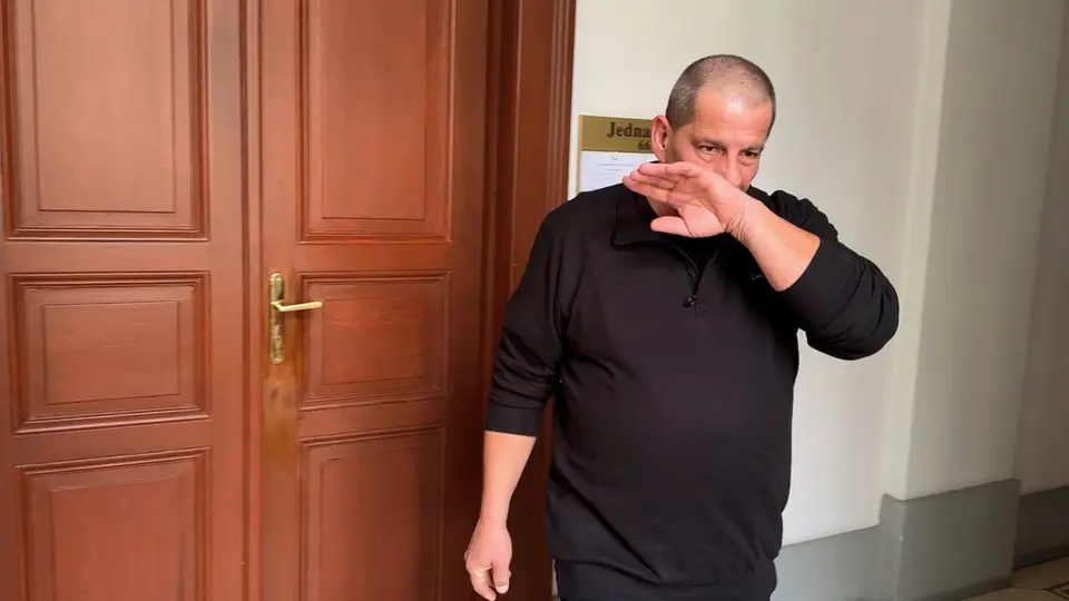 Popelář z Plzeňska, který sexuálně napadal kolegu, opustil věznici předčasně
