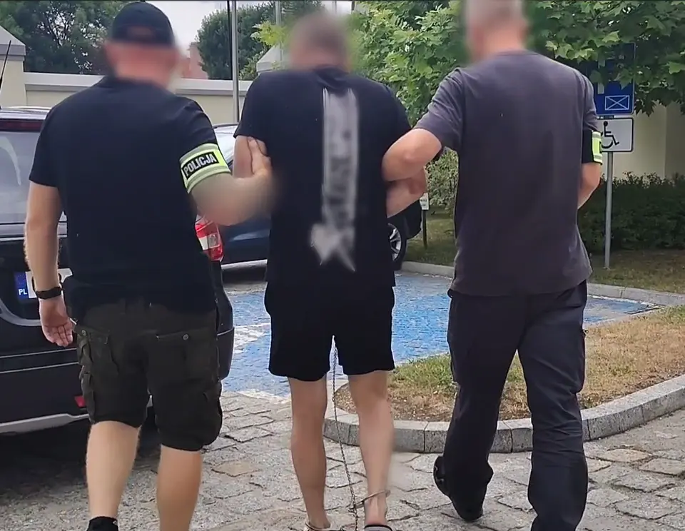 Mężczyzna groził zapłonem gazu w bloku w Brzegu. Policjanci obezwładnili go na miejscu